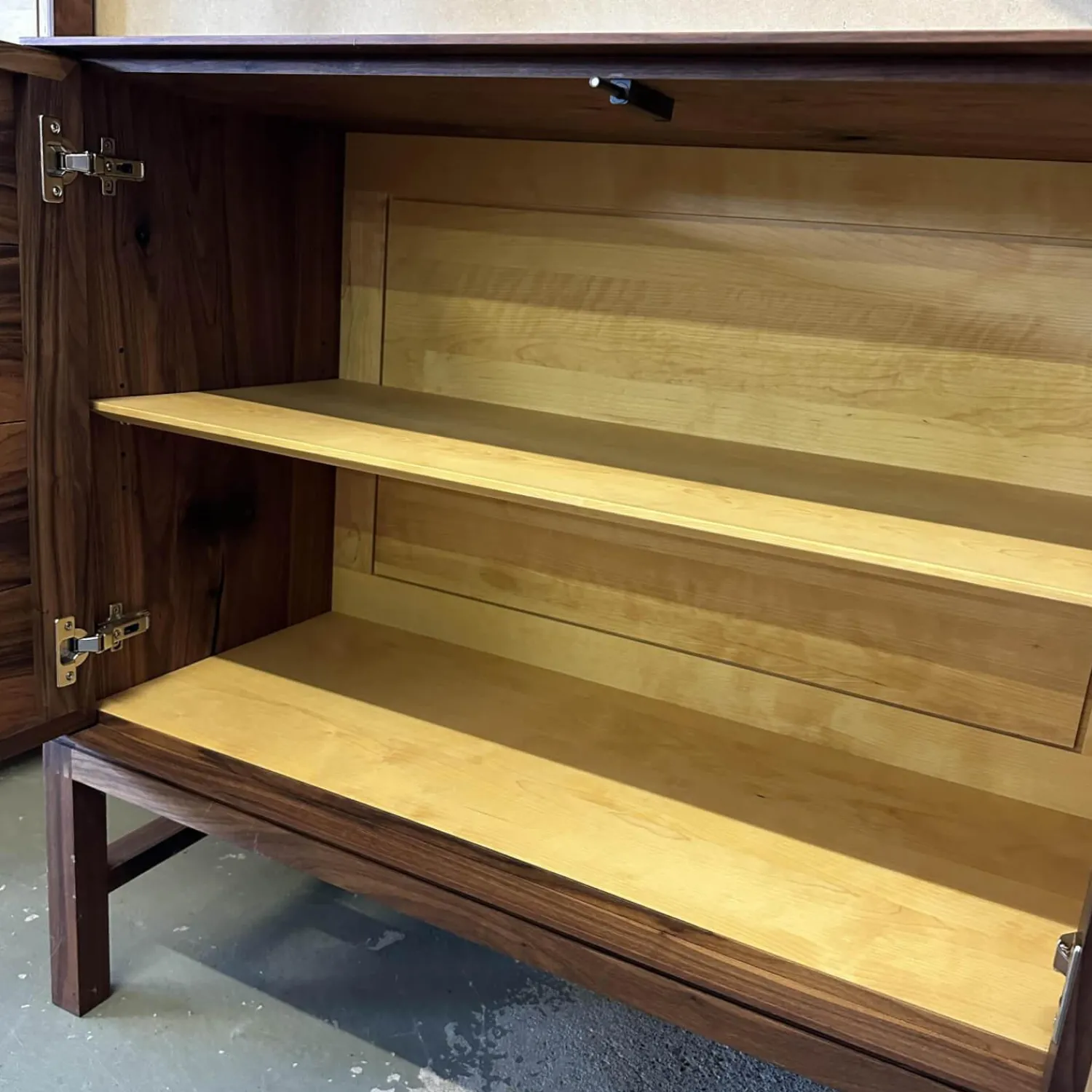 Scholtissek Kommoden & Sideboards|Sideboard Linum Astiger Nussbaum Natur Geölt Front Europäischer Nussbaum Innen Birke