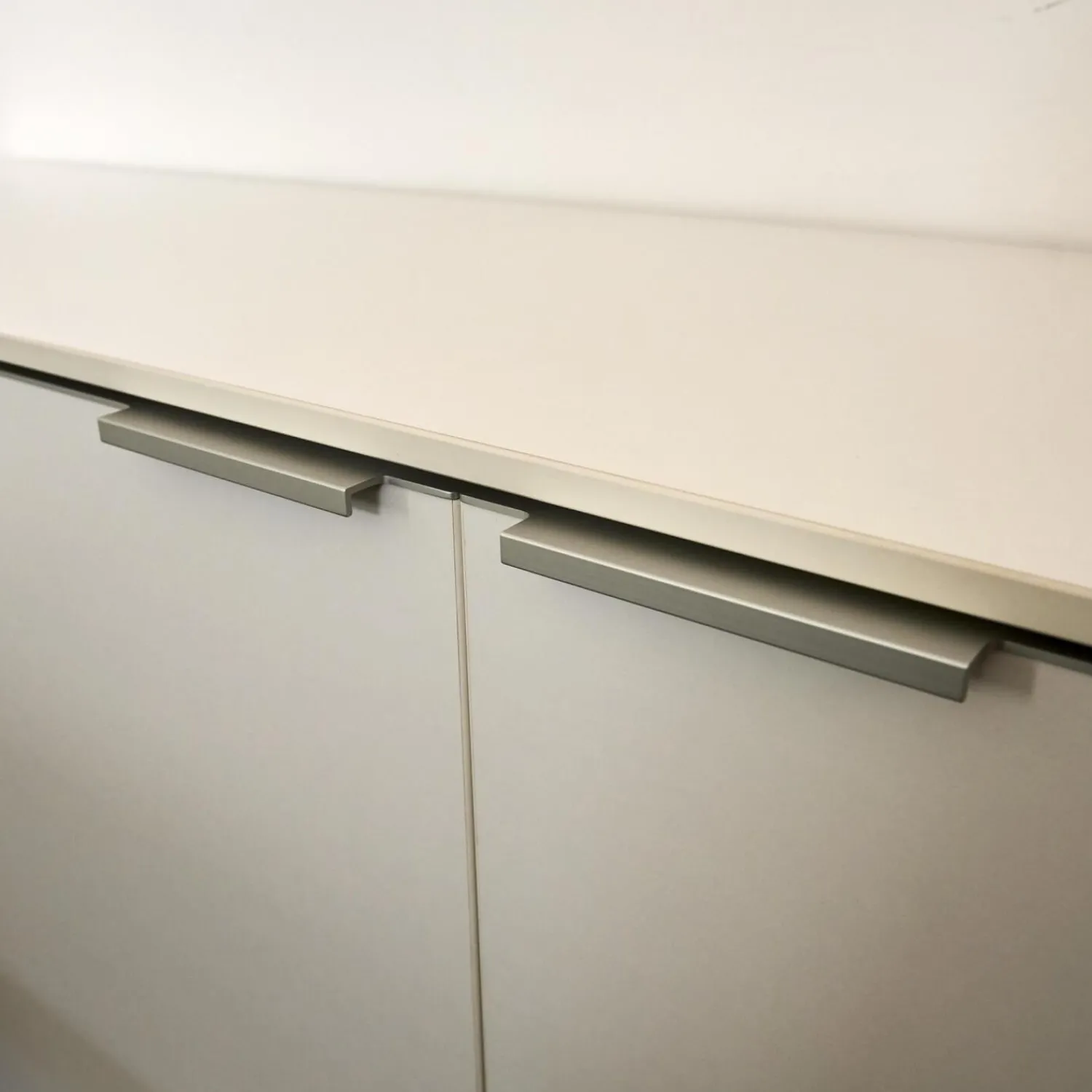 Vario Kommoden & Sideboards|Sideboard M9 Lack Premium Weiß Griff Aluminium Eloxiert Inklusive Einrichtungsset