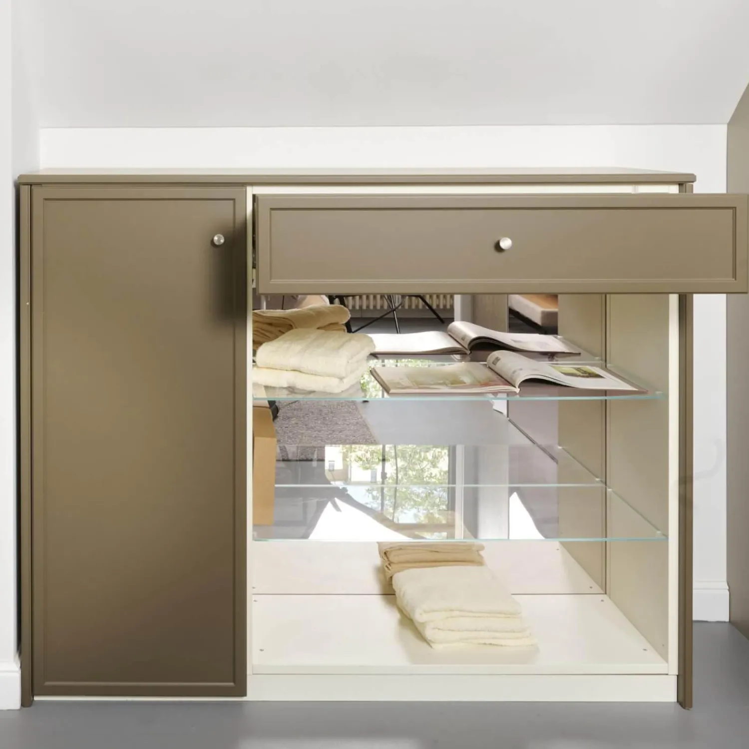 Cabinet Kommoden & Sideboards|Sideboard Pinato Mattlack Braun RAL Pianto Knoptgriffe Alusilber Glasböden