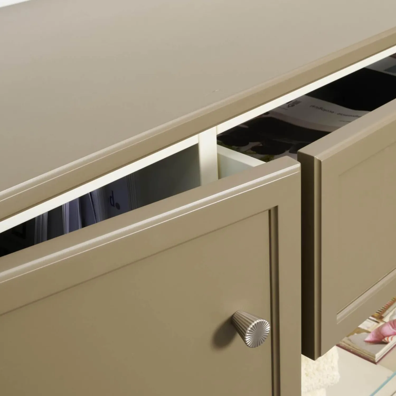 Cabinet Kommoden & Sideboards|Sideboard Pinato Mattlack Braun RAL Pianto Knoptgriffe Alusilber Glasböden