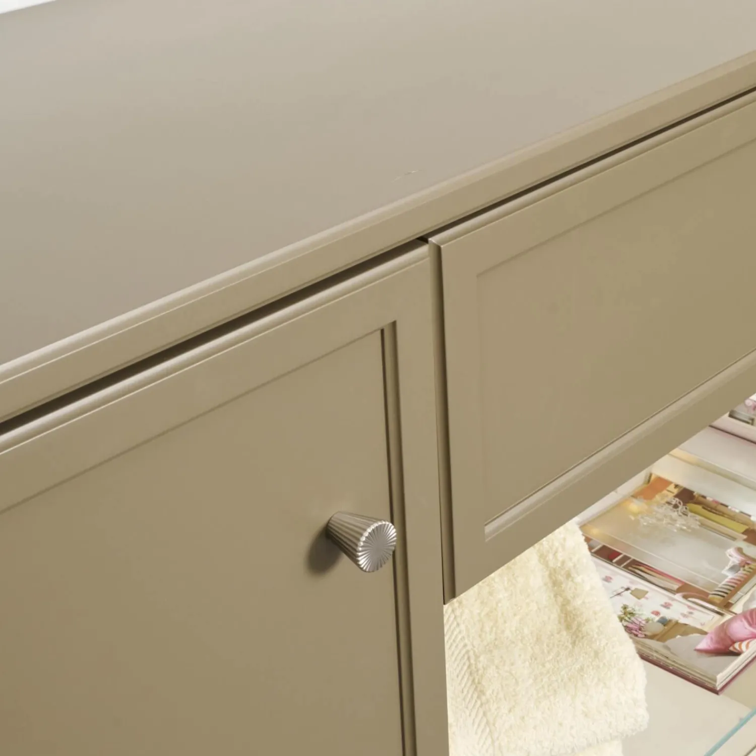 Cabinet Kommoden & Sideboards|Sideboard Pinato Mattlack Braun RAL Pianto Knoptgriffe Alusilber Glasböden