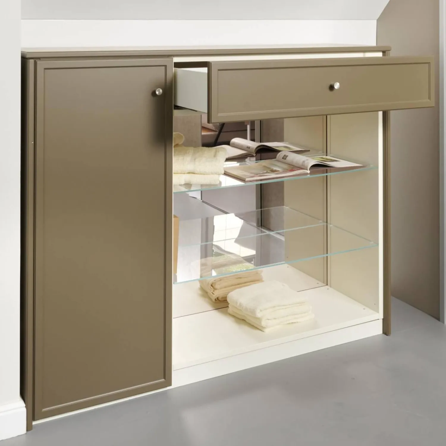 Cabinet Kommoden & Sideboards|Sideboard Pinato Mattlack Braun RAL Pianto Knoptgriffe Alusilber Glasböden