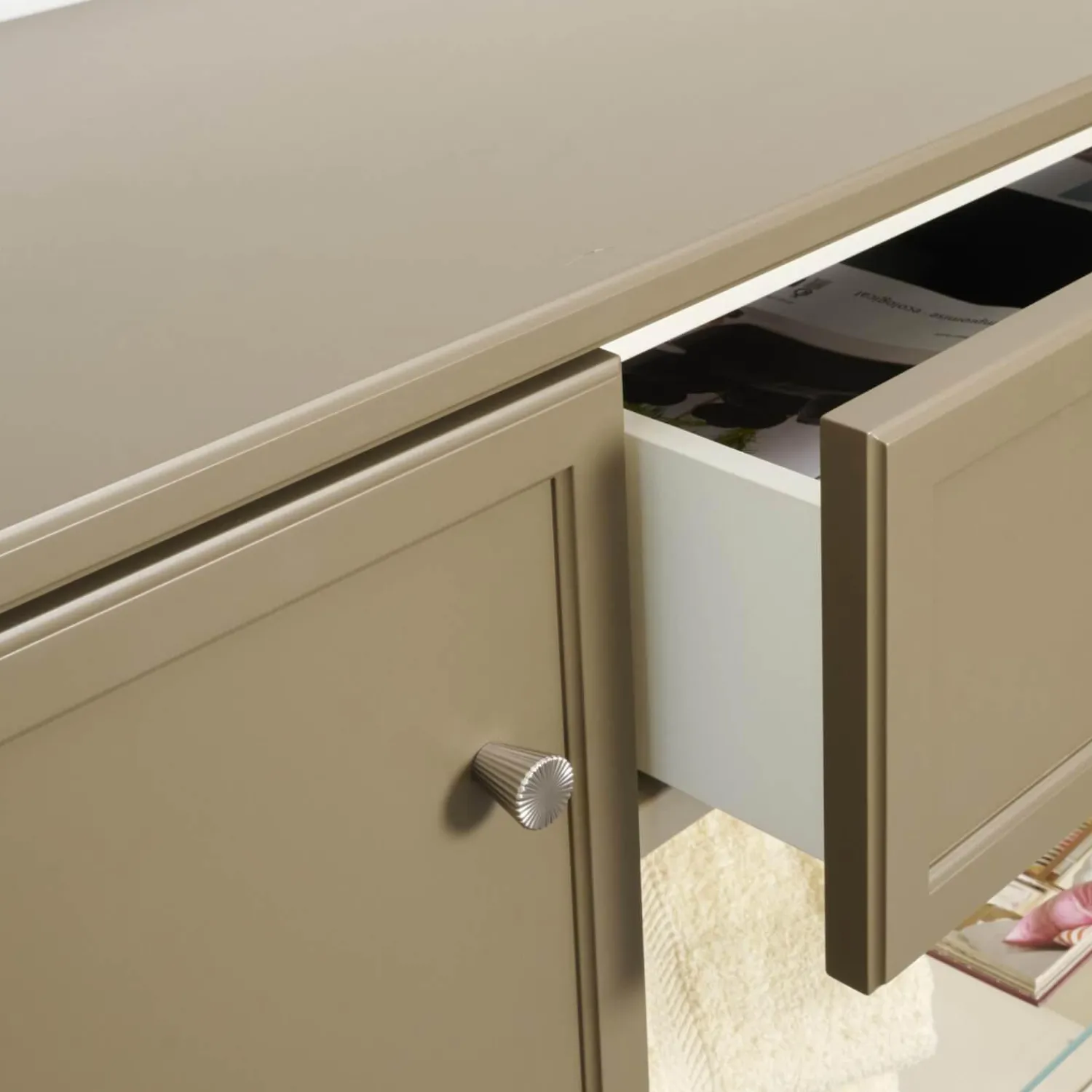 Cabinet Kommoden & Sideboards|Sideboard Pinato Mattlack Braun RAL Pianto Knoptgriffe Alusilber Glasböden