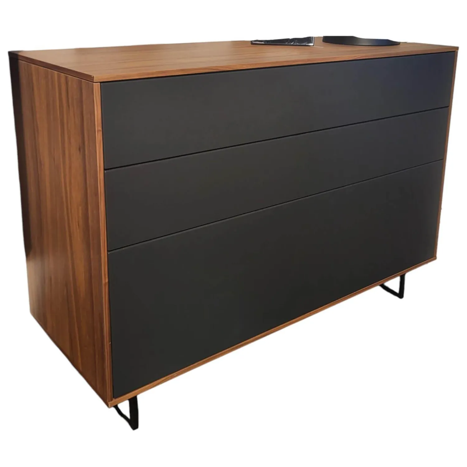 Paul Lindberg Kommoden & Sideboards|Sideboard pl.Cera Nussbaum Natur Geplankt Front Lack Seidenmatt Anthrazit Metallfüße Schwarz Lackiert