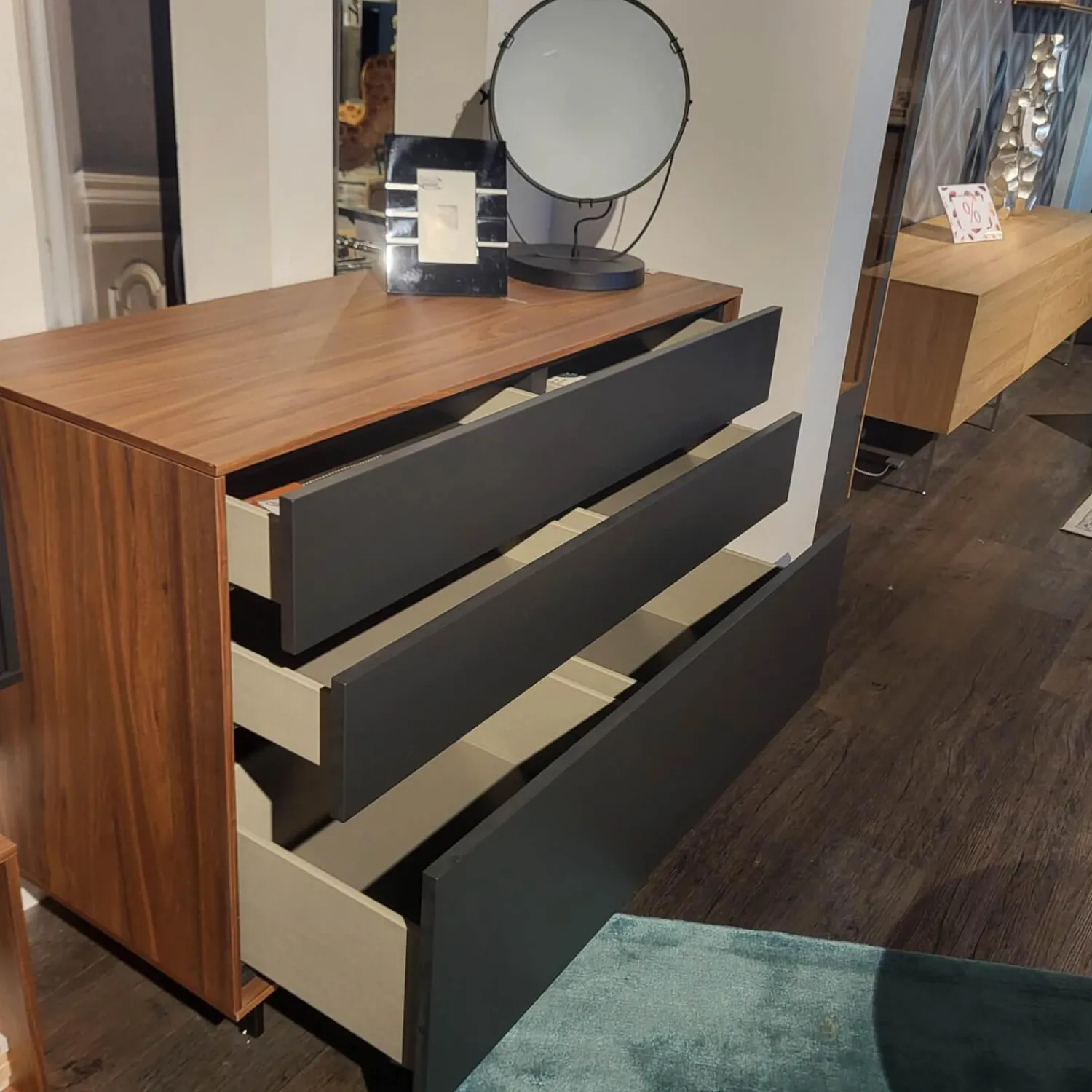 Paul Lindberg Kommoden & Sideboards|Sideboard pl.Cera Nussbaum Natur Geplankt Front Lack Seidenmatt Anthrazit Metallfüße Schwarz Lackiert