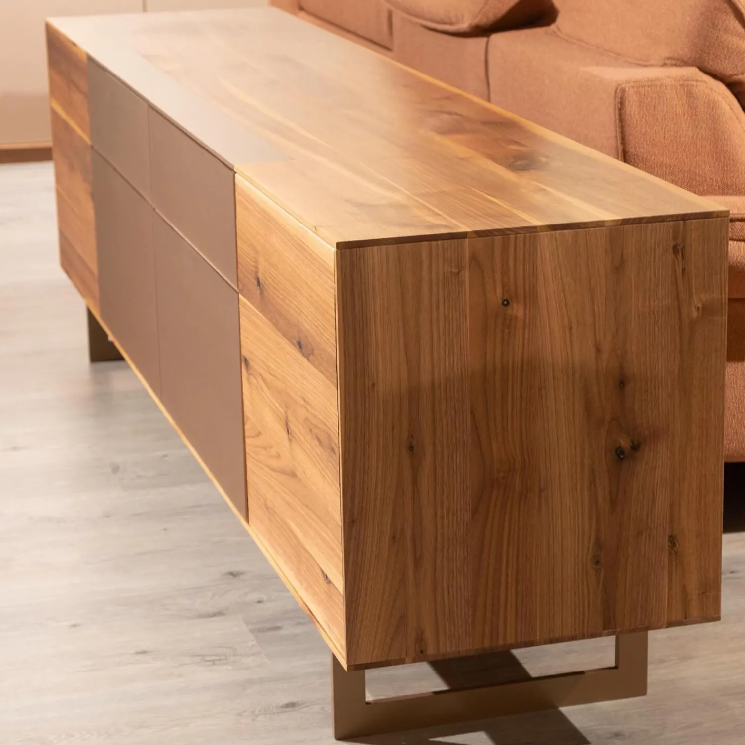 Anrei Kommoden & Sideboards|Sideboard Puro Syle 231 2 Astnuss Massiv Natur Geölt Farbglas Bronce Matt Sockel Metallrahmen Bronce Bronze Fußgestell Metall