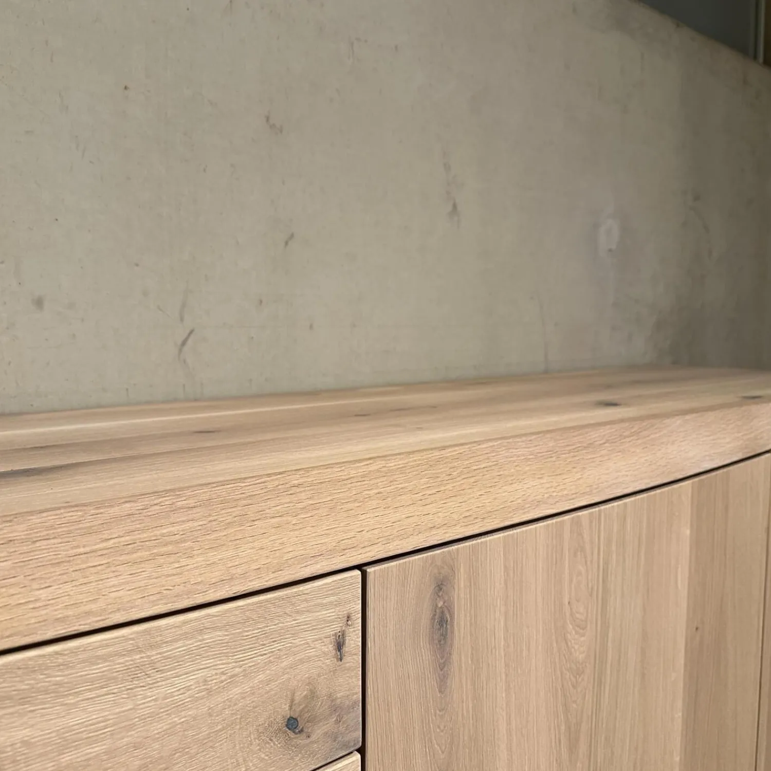 Anrei Kommoden & Sideboards|Sideboard Puro Wave Massivholz Eiche Weiß Geölt Rückwand Lichtgrau Lackiert Sideboard Puro Wave Massivholz Massivholz Eiche Weiß Geölt Rückwand Lichtgrau Lackiert