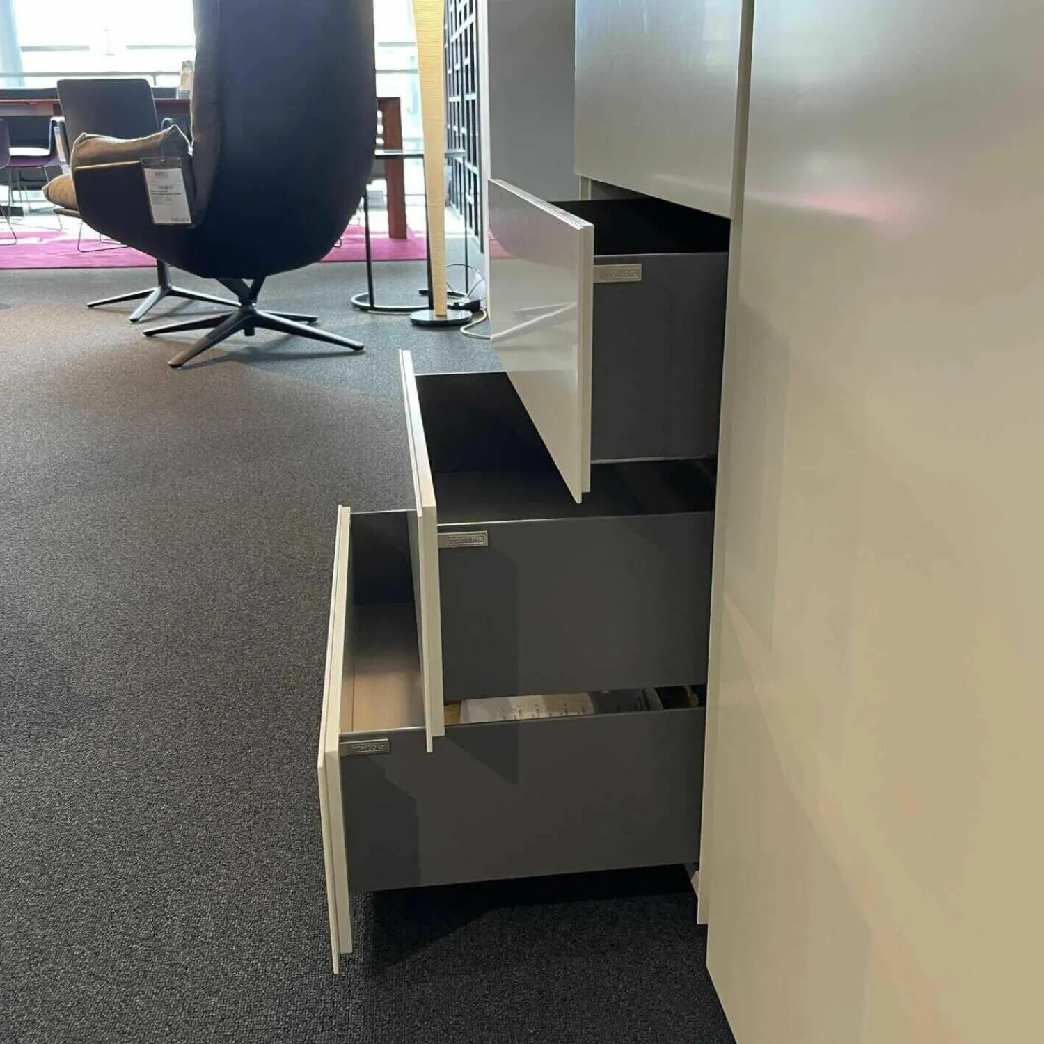 Interlübke Kommoden & Sideboards|Sideboard Raumteiler Jorel Lack Kristallweiß Abdeckplatte Eiche Dunkel