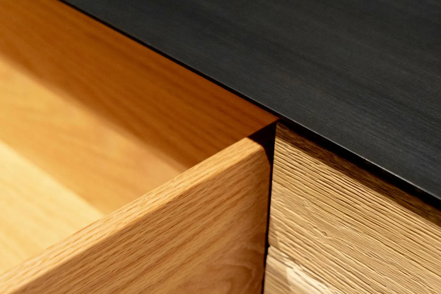 Riva Kommoden & Sideboards|Sideboard Rialto Fly Metal Fronten Eiche Vintage B3 Korpus und Wangen Eisen Titan Effekt