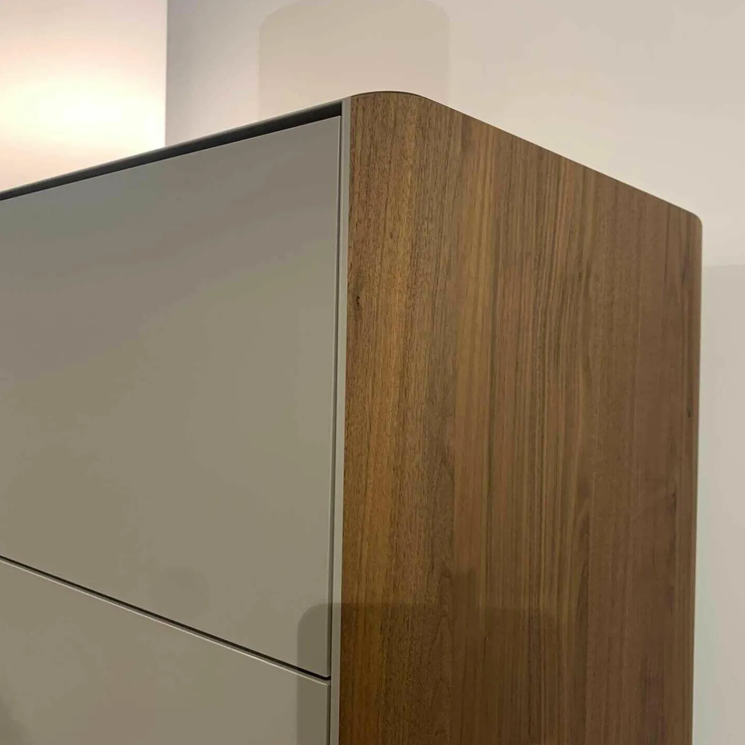 YOMEI Kommoden & Sideboards|Sideboard S100 Nussbaum Taupe Zierleiste Edelstahl Poliert