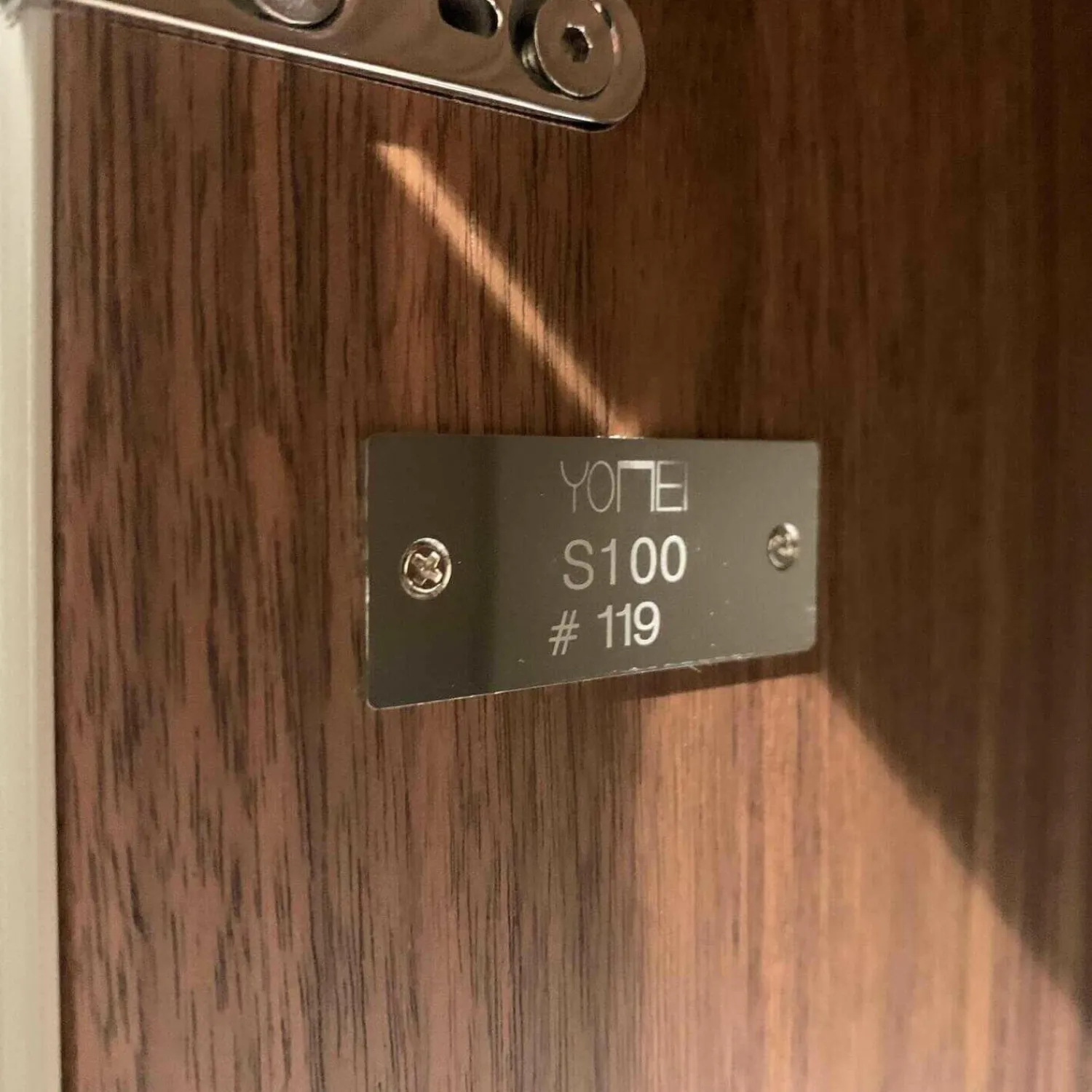 YOMEI Kommoden & Sideboards|Sideboard S100 Nussbaum Taupe Zierleiste Edelstahl Poliert