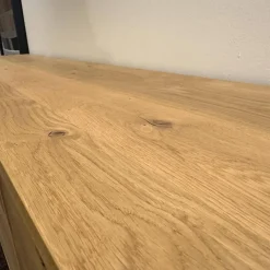 Janua Kommoden & Sideboards|Sideboard SC21 Eiche Natur Geölt Mit Ästen Füße Y Gestell H23 RAL9005 Tiefschwarz Schwarz