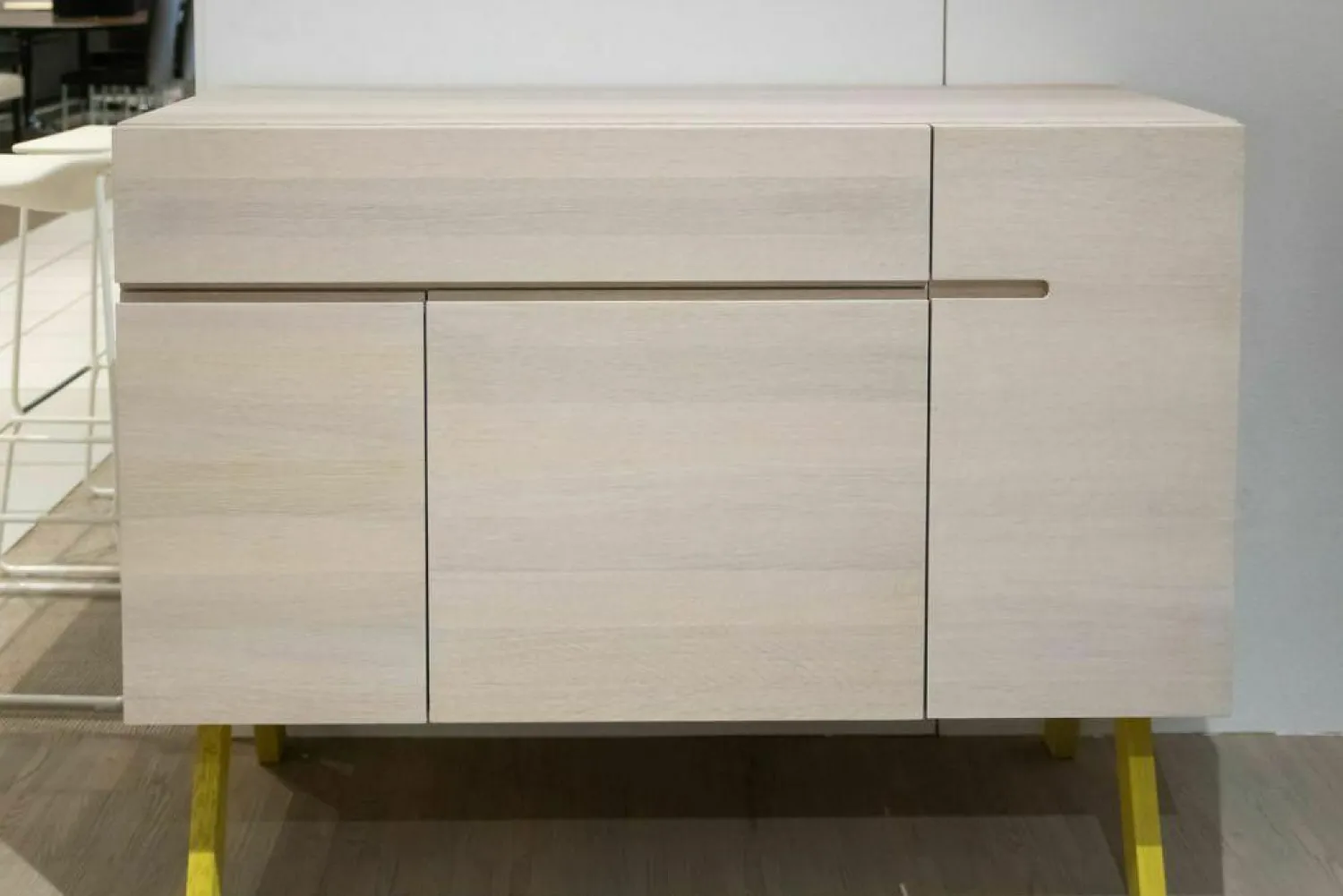 Zeitraum Kommoden & Sideboards|Sideboard Side Baby Atelier Eiche massiv Korpus Eiche Kalk Gebeizt Füße Zinkgelb Lackiert