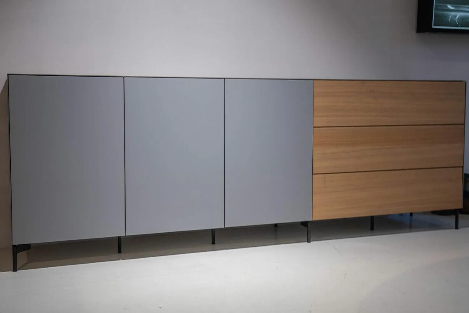 Spectral Smart Furniture Kommoden & Sideboards|Sideboard Side Model 1 Front Fenix Grigio Antrim Grau Und Amerikanische Walnuss Füße Schwarz