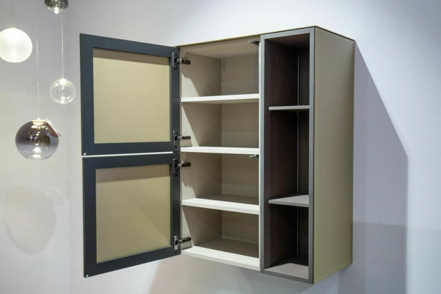 Spectral Smart Furniture Kommoden & Sideboards|Sideboard Side Model 1 Metallic Glas Champagner Grau Beige Satiniert Pebble Grau Lackiert Korpus Furnier Oak Smoked Grau Matt Lackiert Wandmontage Inklusive LED Innenbeleuchtung