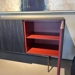 Kettnaker Kommoden & Sideboards|Sideboard Soma Front Relief Maron Braun Korpus Lack Rubinrot Rot Abdeckplatte Fenix Schwarz Gestell Schwarz Chrom