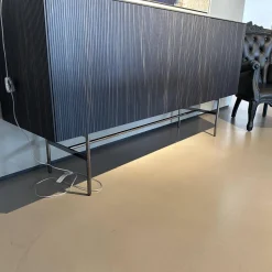 Kettnaker Kommoden & Sideboards|Sideboard Soma Front Relief Maron Braun Korpus Lack Rubinrot Rot Abdeckplatte Fenix Schwarz Gestell Schwarz Chrom