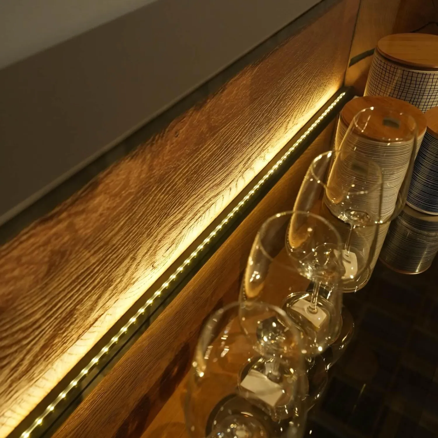 Hartmann Kommoden & Sideboards|Sideboard 418T Vara Kerneiche Umato Sägerau Gebürstet Titan Grau Mit Vitrine 9612 Beleuchtung Kufen 1045 Anthrazit