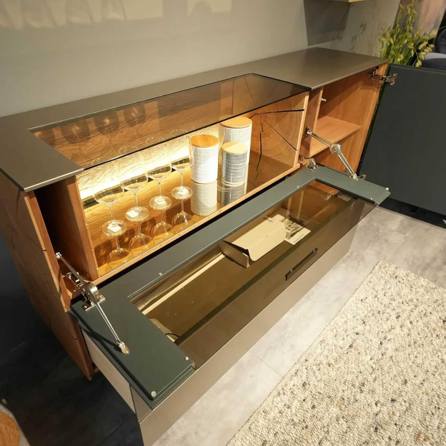 Hartmann Kommoden & Sideboards|Sideboard 418T Vara Kerneiche Umato Sägerau Gebürstet Titan Grau Mit Vitrine 9612 Beleuchtung Kufen 1045 Anthrazit