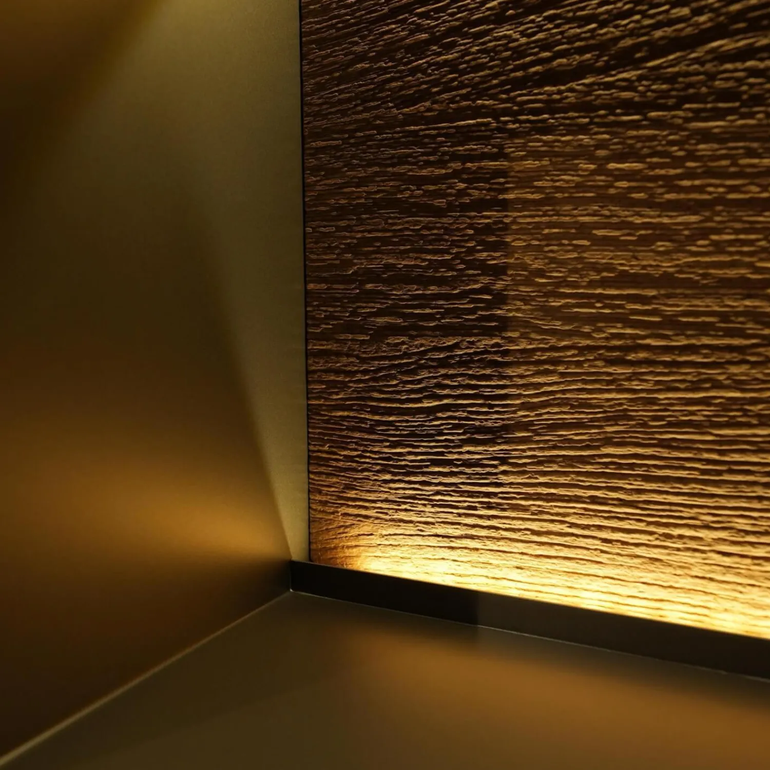 Hartmann Kommoden & Sideboards|Sideboard 418T Vara Kerneiche Umato Sägerau Gebürstet Titan Grau Mit Vitrine 9612 Beleuchtung Kufen 1045 Anthrazit