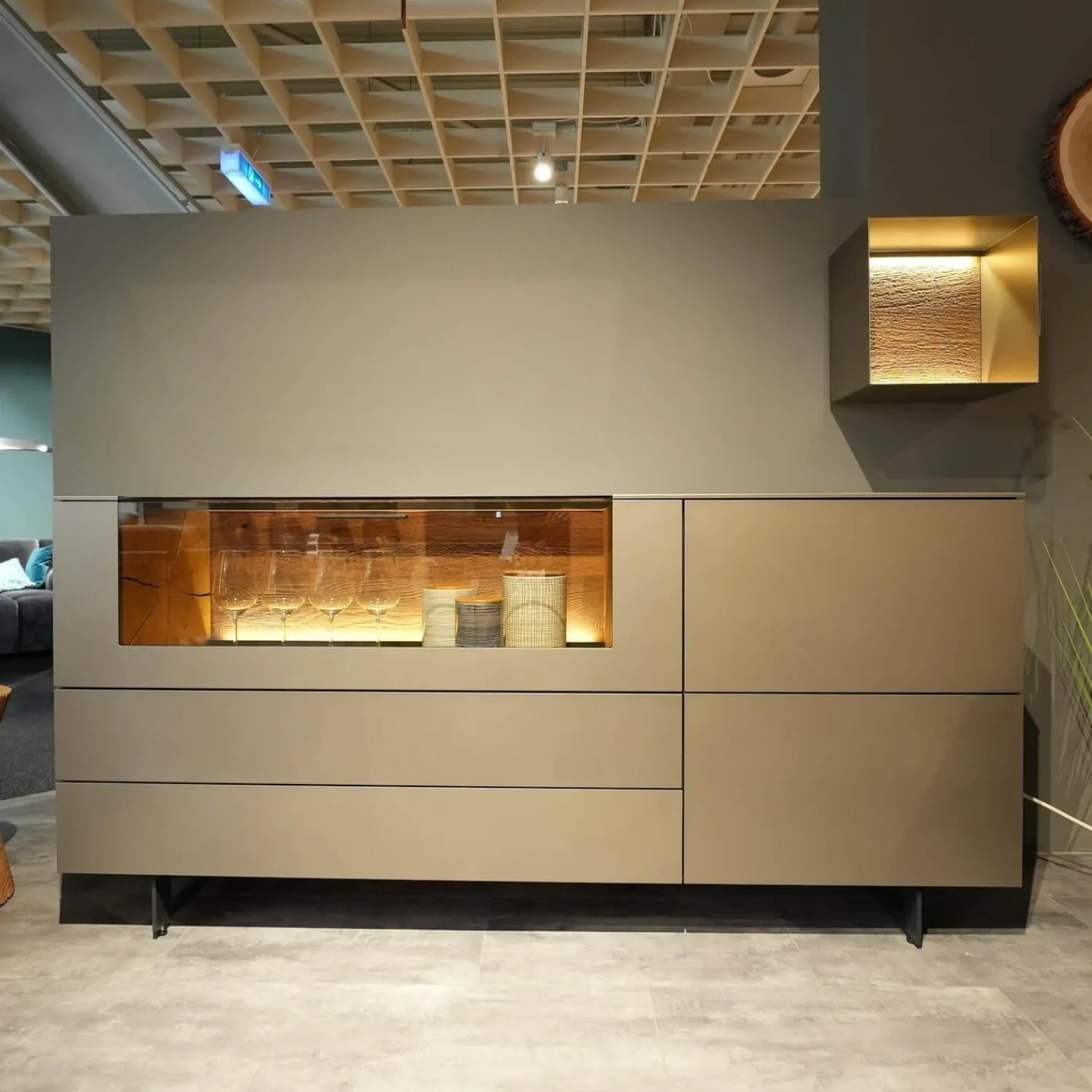 Hartmann Kommoden & Sideboards|Sideboard 418T Vara Kerneiche Umato Sägerau Gebürstet Titan Grau Mit Vitrine 9612 Beleuchtung Kufen 1045 Anthrazit