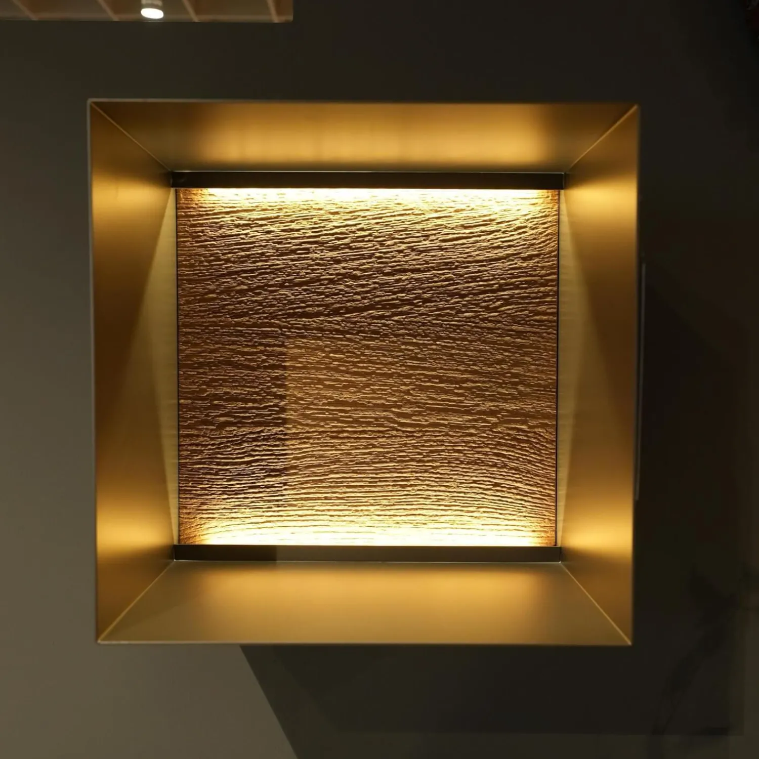 Hartmann Kommoden & Sideboards|Sideboard 418T Vara Kerneiche Umato Sägerau Gebürstet Titan Grau Mit Vitrine 9612 Beleuchtung Kufen 1045 Anthrazit