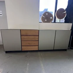 Scholtissek Kommoden & Sideboards|Sideboard Tratum Front Glas MO 137 Platin Matt Knorrige Eiche Natur Geölt Bareinteilung Links