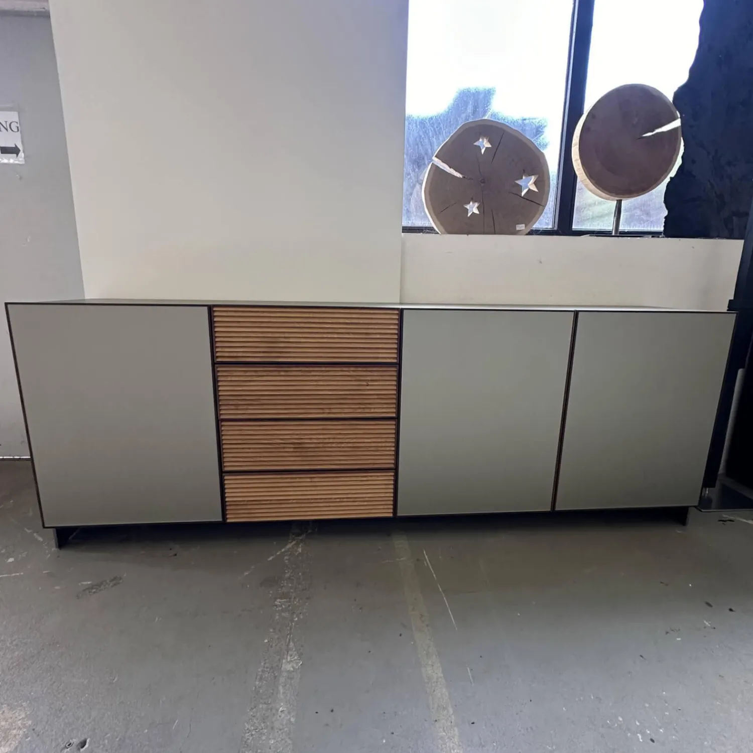 Scholtissek Kommoden & Sideboards|Sideboard Tratum Front Glas MO 137 Platin Matt Knorrige Eiche Natur Geölt Bareinteilung Links