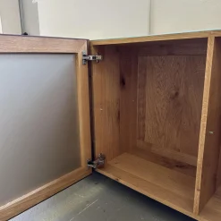 Scholtissek Kommoden & Sideboards|Sideboard Tratum Front Glas MO 137 Platin Matt Knorrige Eiche Natur Geölt Bareinteilung Links