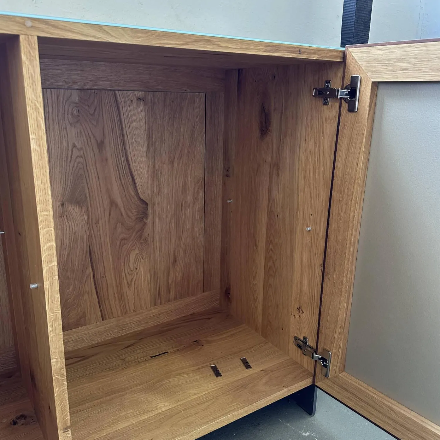 Scholtissek Kommoden & Sideboards|Sideboard Tratum Front Glas MO 137 Platin Matt Knorrige Eiche Natur Geölt Bareinteilung Links