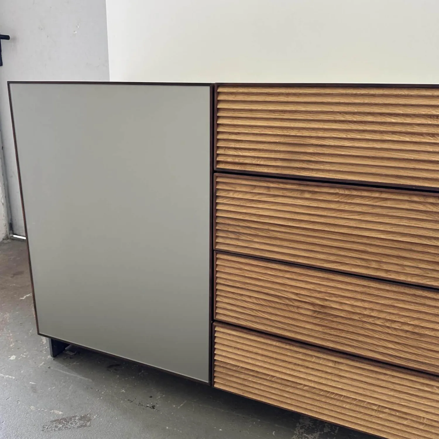 Scholtissek Kommoden & Sideboards|Sideboard Tratum Front Glas MO 137 Platin Matt Knorrige Eiche Natur Geölt Bareinteilung Links