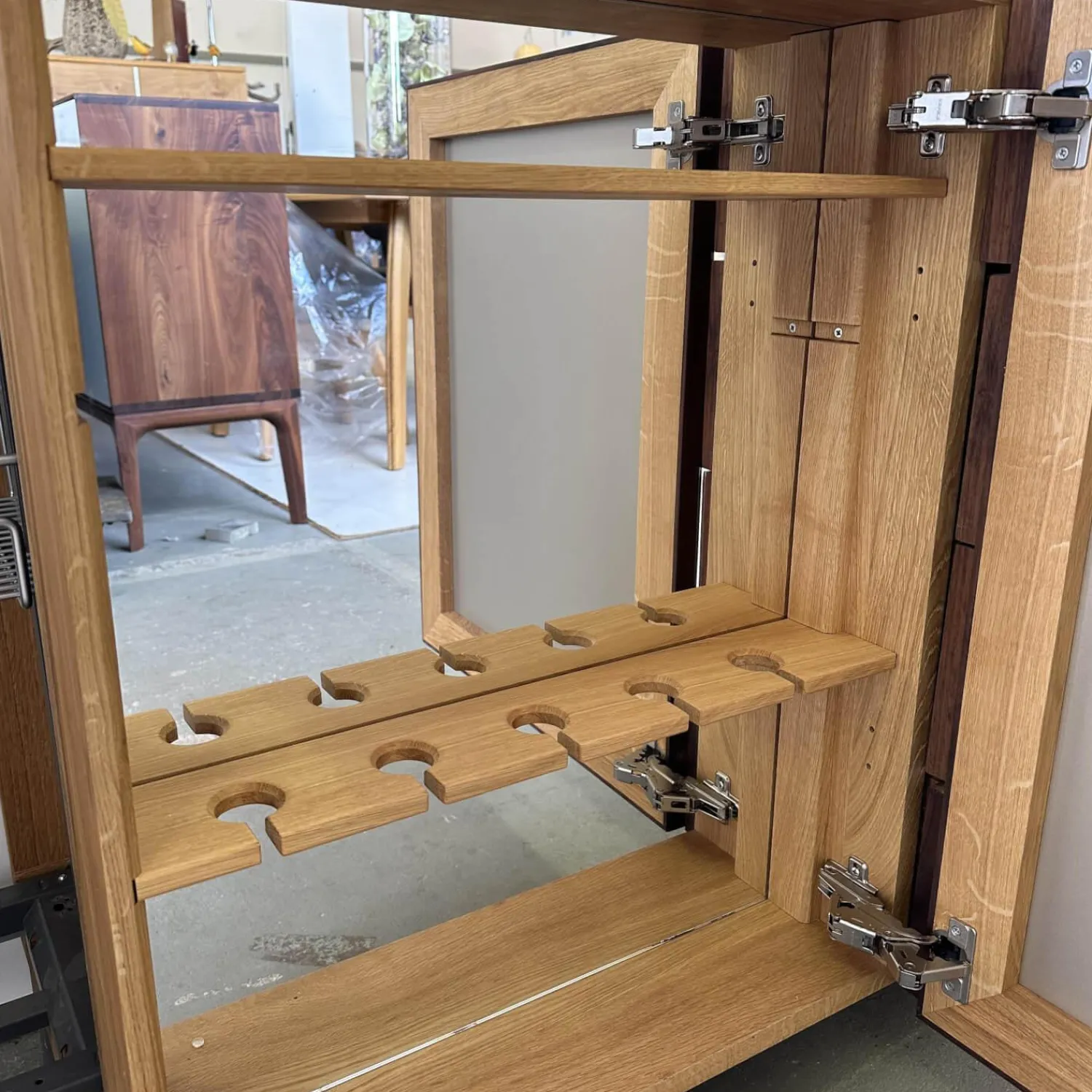 Scholtissek Kommoden & Sideboards|Sideboard Tratum Front Glas MO 137 Platin Matt Knorrige Eiche Natur Geölt Bareinteilung Links