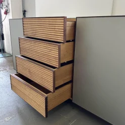 Scholtissek Kommoden & Sideboards|Sideboard Tratum Front Glas MO 137 Platin Matt Knorrige Eiche Natur Geölt Bareinteilung Links