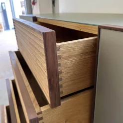 Scholtissek Kommoden & Sideboards|Sideboard Tratum Front Glas MO 137 Platin Matt Knorrige Eiche Natur Geölt Bareinteilung Links