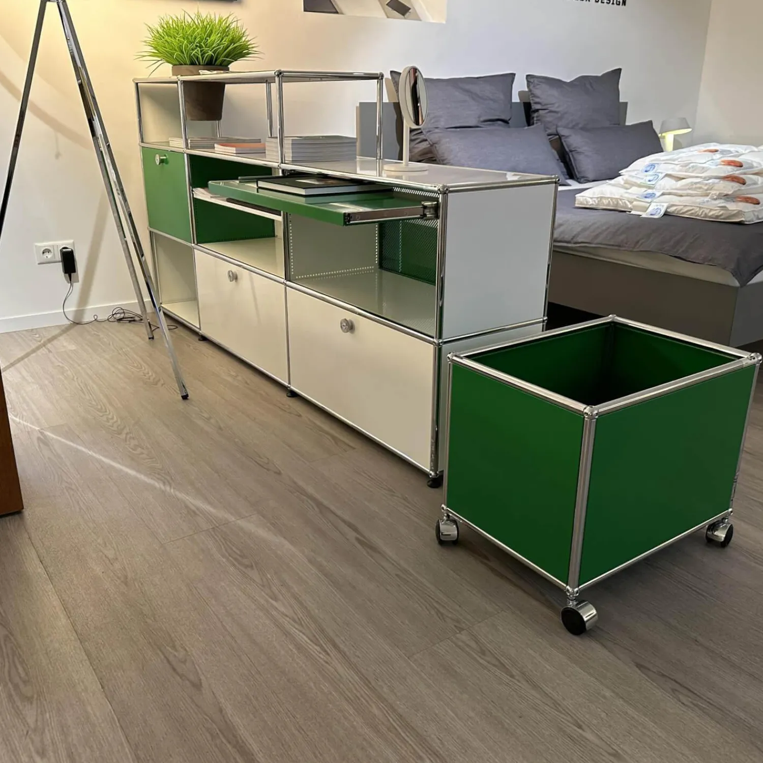 USM Haller Kommoden & Sideboards|Sideboard Weiß Grün mit Rollbox Grün