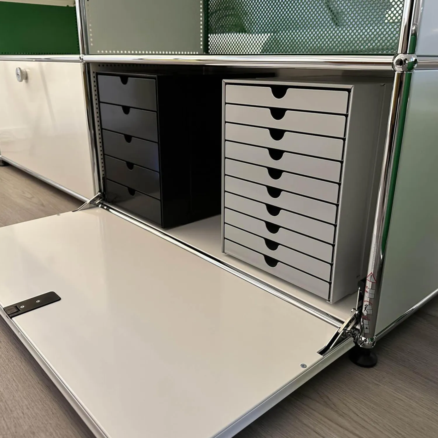 USM Haller Kommoden & Sideboards|Sideboard Weiß Grün mit Rollbox Grün