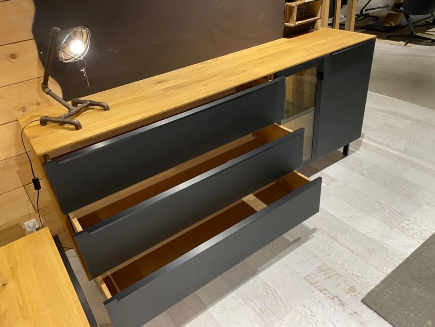 WK Wohnen Kommoden & Sideboards|Sideboard WK 490 Baristo Asteiche Massiv Natur Belassen Geölt Front Farbglas Anthrazit Mit LED Beleuchtung