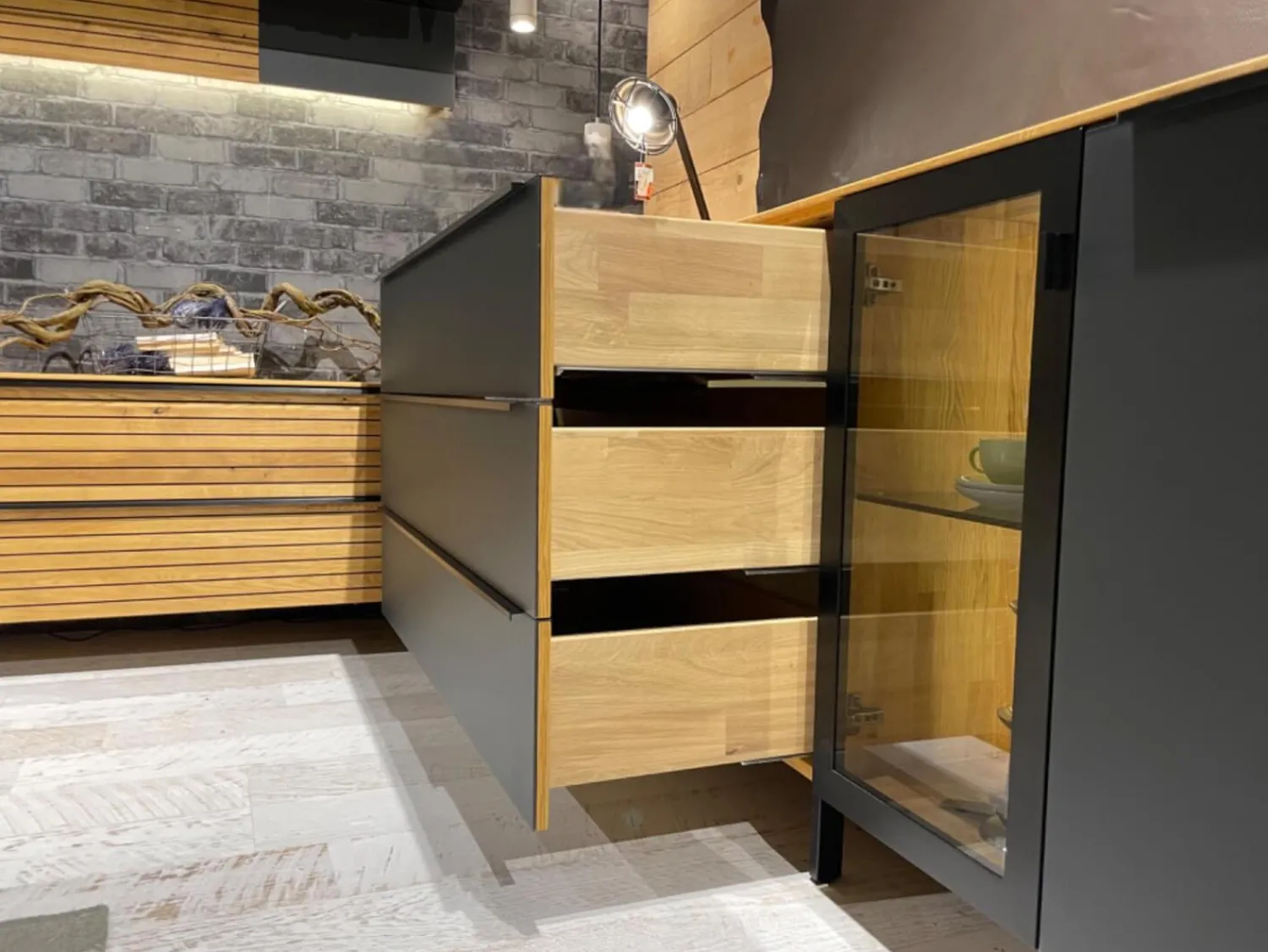 WK Wohnen Kommoden & Sideboards|Sideboard WK 490 Baristo Asteiche Massiv Natur Belassen Geölt Front Farbglas Anthrazit Mit LED Beleuchtung