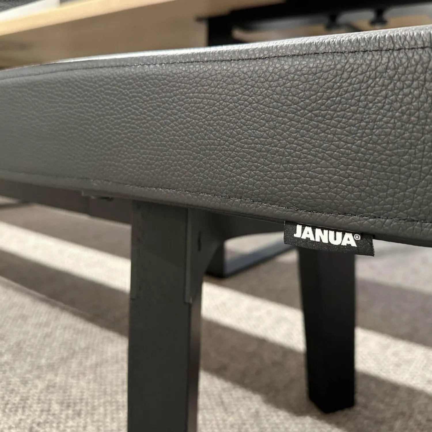 Janua Bänke|Sitzbank BB 32 Connect Leder Orient Ebony Schwarz Gestell Tiefschwarz Pulverbeschichtet Matt Füße Eiche Schwarz