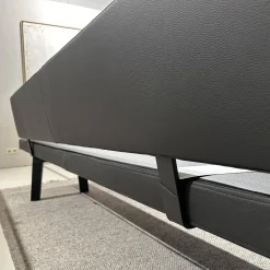 Janua Bänke|Sitzbank BB 32 Connect Leder Orient Ebony Schwarz Gestell Tiefschwarz Pulverbeschichtet Matt Füße Eiche Schwarz