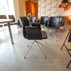 Bent Hansen Stuhlsets|Sitzgruppe Dreharmlehnstuhl Primum Bezug Schwarzes Leder Metallgestell Pulverbeschichtet