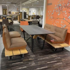 Mondo Stuhlsets|Sitzgruppe Floro N2X Bank Und N4X Bank Auf Holzpodest Wildeiche Bezug Leder India Muskat Orange Braun Mit Koinor Stuhl S1201 Bezug India Fire Orange Ohne Tisch