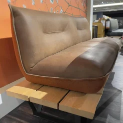 Mondo Stuhlsets|Sitzgruppe Floro N2X Bank Und N4X Bank Auf Holzpodest Wildeiche Bezug Leder India Muskat Orange Braun Mit Koinor Stuhl S1201 Bezug India Fire Orange Ohne Tisch