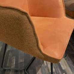 Mondo Stuhlsets|Sitzgruppe Floro N2X Bank Und N4X Bank Auf Holzpodest Wildeiche Bezug Leder India Muskat Orange Braun Mit Koinor Stuhl S1201 Bezug India Fire Orange Ohne Tisch