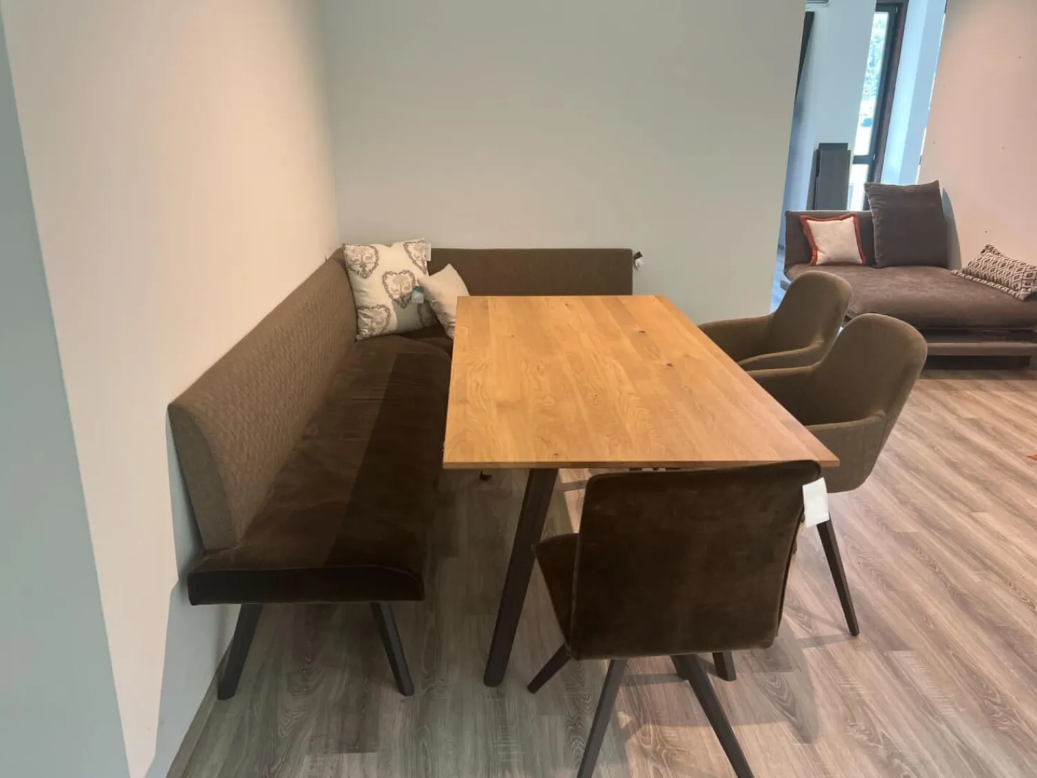 Anrei Stuhlsets|Sitzgruppe Uno Bank Stoff Sitz Q283 Anthrazit Rücken Q273 Grau Stuhl 812 Stoff Q283 Anthrazit Und Armlehnstühlen 138 Stoff Q273 Grau Gestell Buche Zartbitter mit Tisch Uno mit Ansteckplatte 180/235 x 90 cm, H 76 cm Ohne Kissen