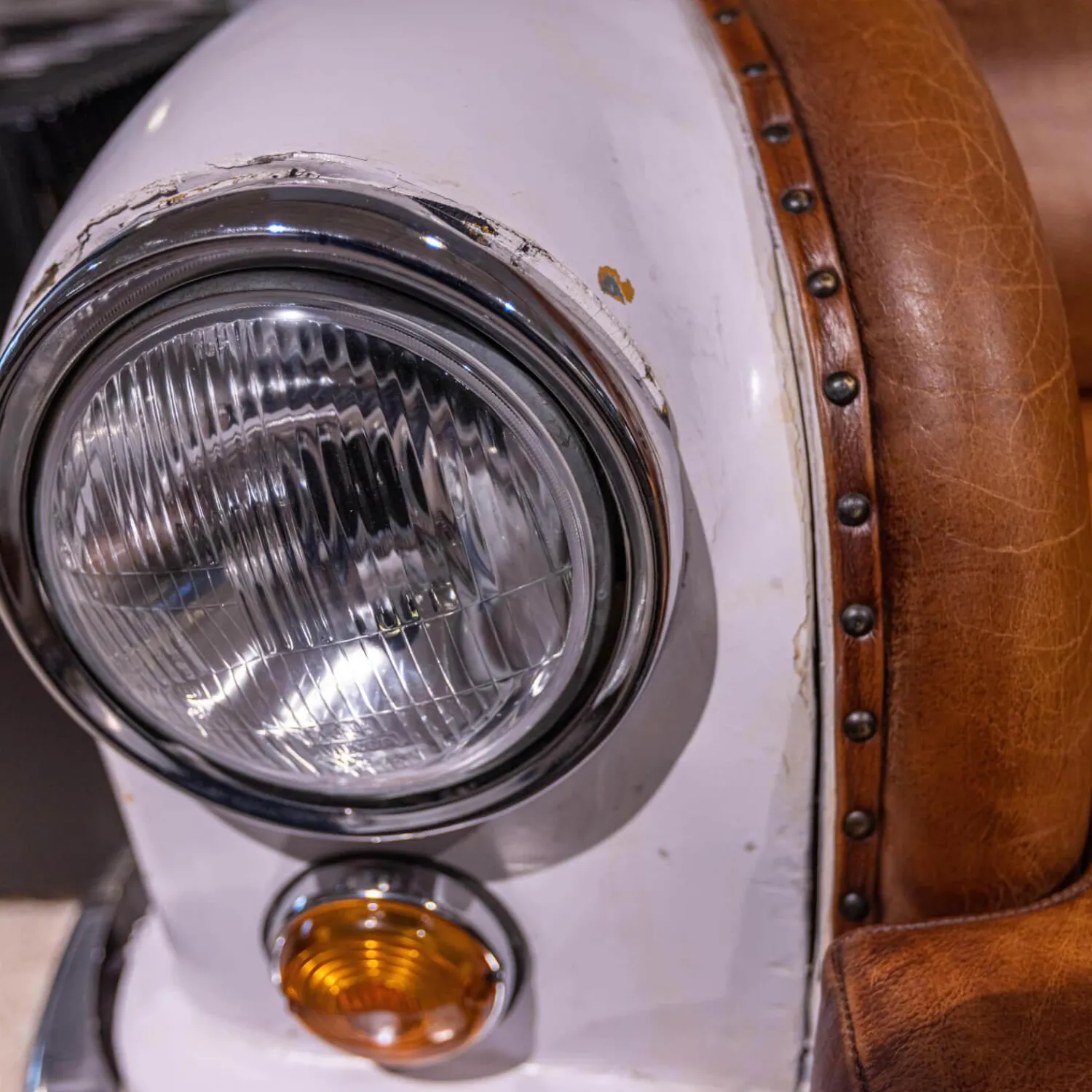 Eigene Herstellung 2-Sitzer-Sofas|Sofa 21688 Autoform Ambassador mit Scheinwerfern Leder/Metall weiß braun-rot Vintage