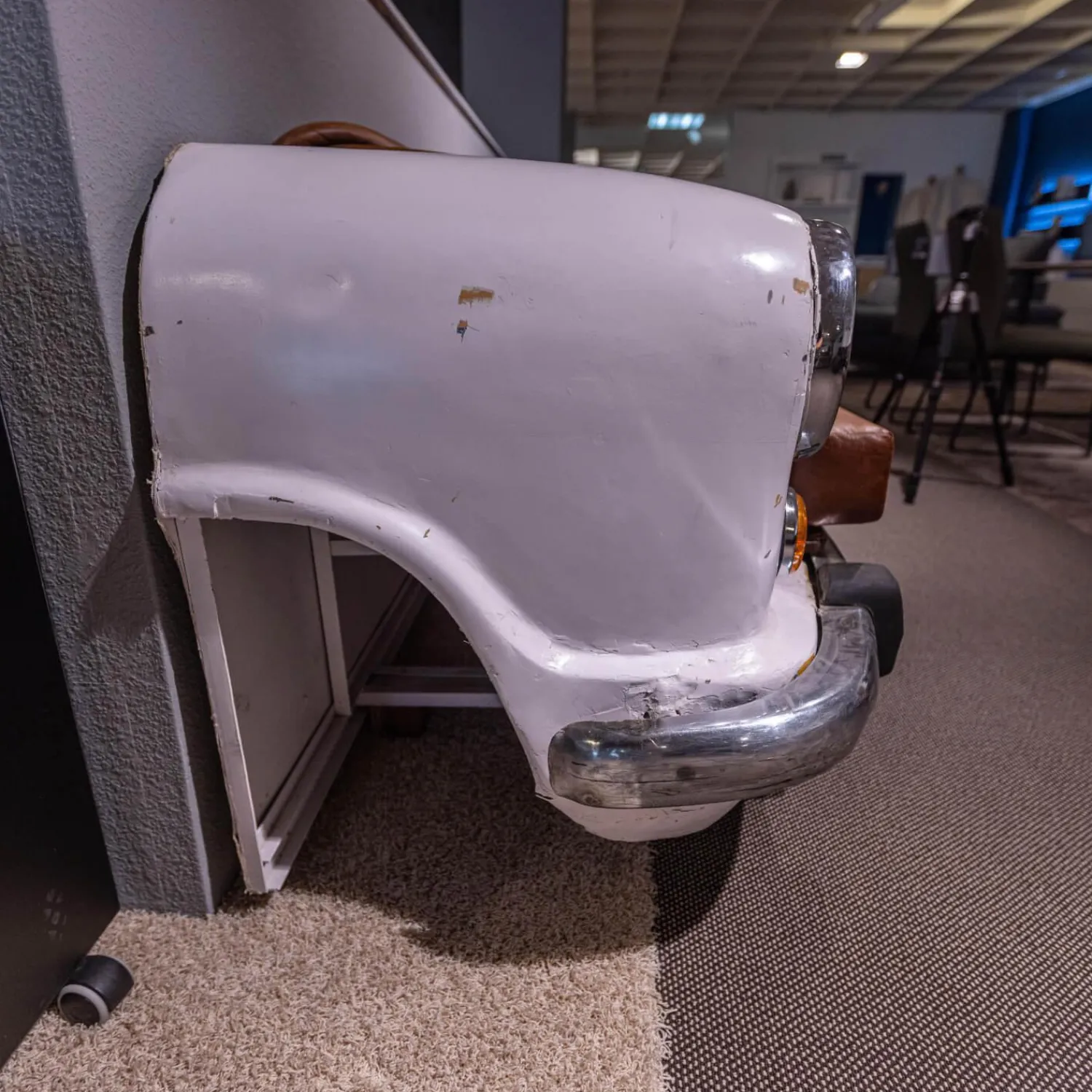 Eigene Herstellung 2-Sitzer-Sofas|Sofa 21688 Autoform Ambassador mit Scheinwerfern Leder/Metall weiß braun-rot Vintage