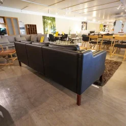 Grandt 3-Sitzer-Sofas|Sofa 74 Mass Bezug Leder Schwarz Gestell Mahagoni Gebeizt