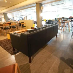 Grandt 3-Sitzer-Sofas|Sofa 74 Mass Bezug Leder Schwarz Gestell Mahagoni Gebeizt