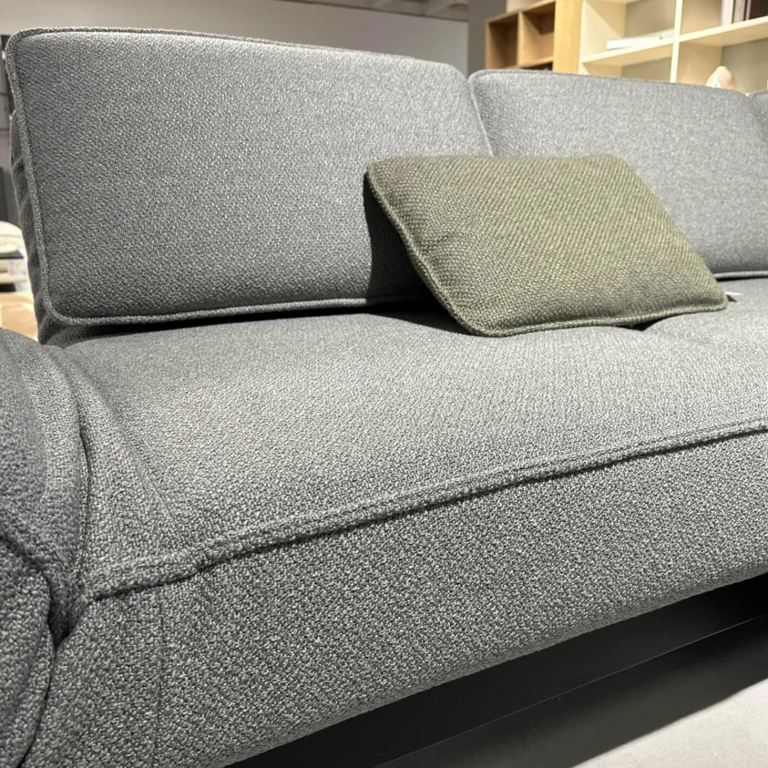 Rolf Benz 3-Sitzer-Sofas|Sofa 386 Mera Stoff 24 551 Umbragrau Gestell Stahl Verkehrsschwarz Pulverbeschichtet Inklusive Kissen